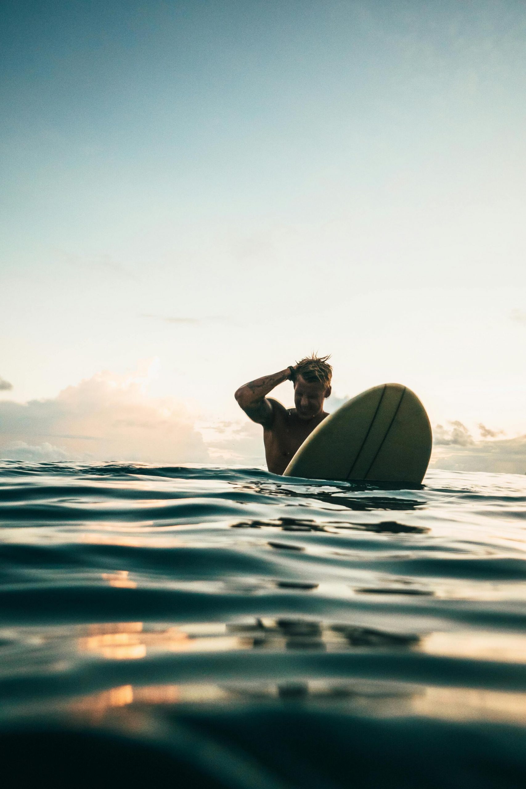 Surfer qui a besoin d'un massage à Lorient