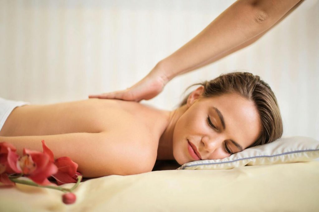Le dos est le centre de toutes les tensions. Découvrez comment le massage à domicile à Larmor Plage peut vous détendre et vous soulager !